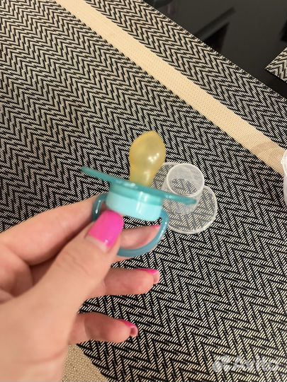 Соски пустышки и расческа для новорожденных