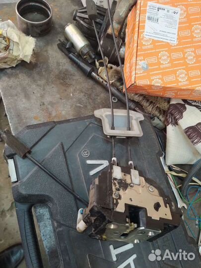 Продам замок двери Ниссан Мурано z50