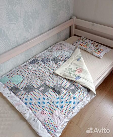 Детское лоскутное одеяло и подушка в кроватку