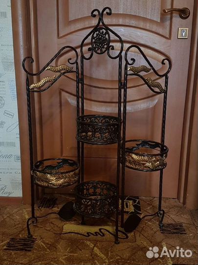 Напольная подставка для цветов