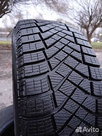 Pirelli Ice Zero FR 215/55 R18 99H