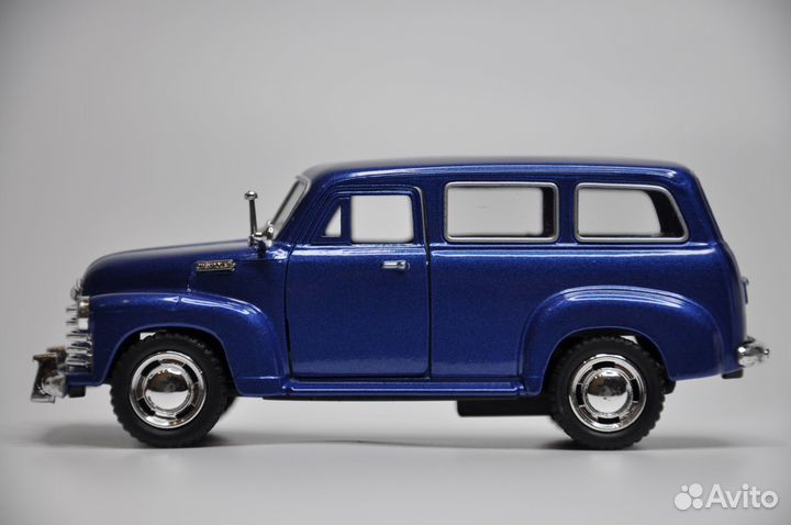 Модель автомобиля Chevrolet Suburban 1950 металл