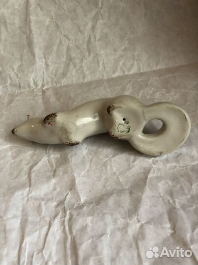 Фарфоровая статуэтка ласка