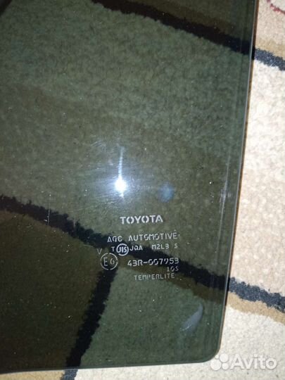Стекло двери левое заднее Toyota Ractis (оригинал)