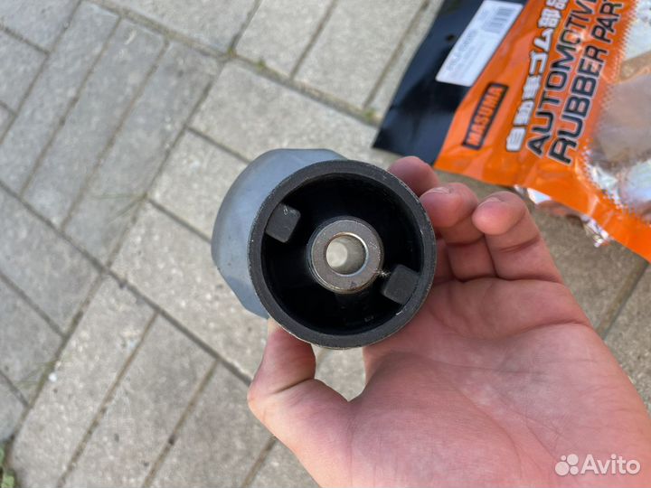 Сайлентблок задней балки Toyota 48725-12570