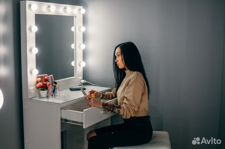 Трюмо с подсветкой / макияжный столик