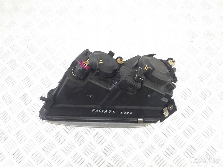 Фара правая Volkswagen Passat