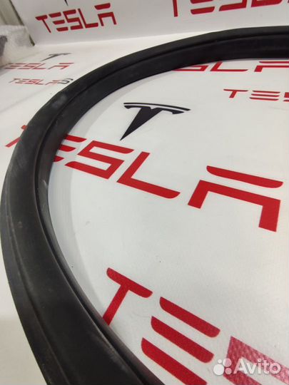 Уплотнитель проема дверного Tesla Model X 2016