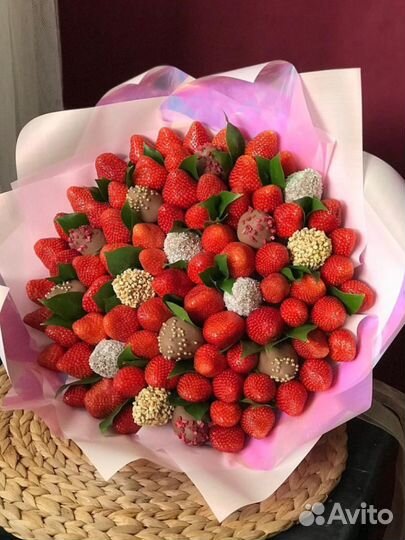 Букеты из клубники в шоколаде ягоды подарок