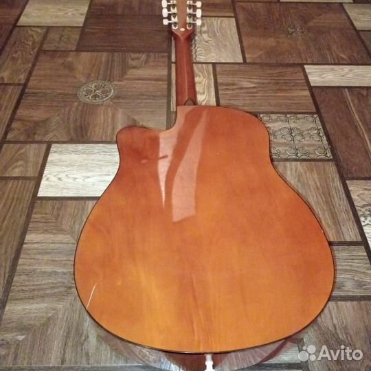 Акустическая гитара с настенный кронштейном