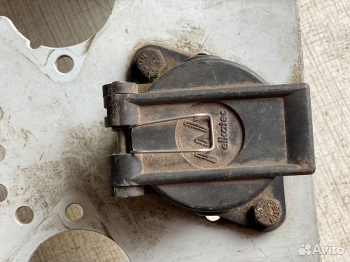 Кронштейн розетки полуприцеп Шмитц