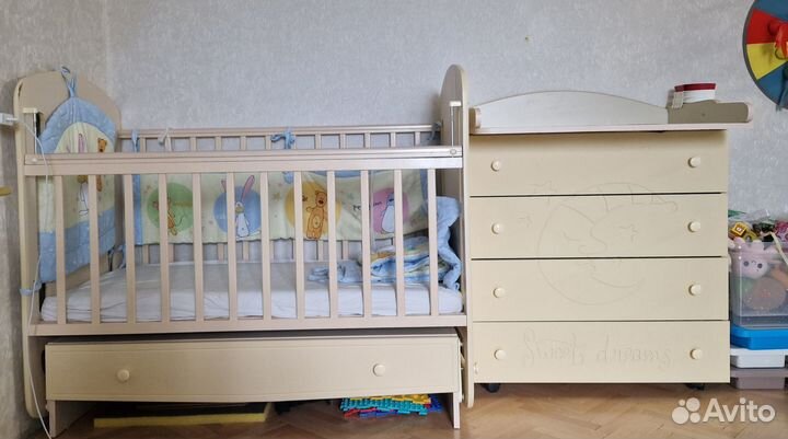 Детская кроватка и пеленальный комод