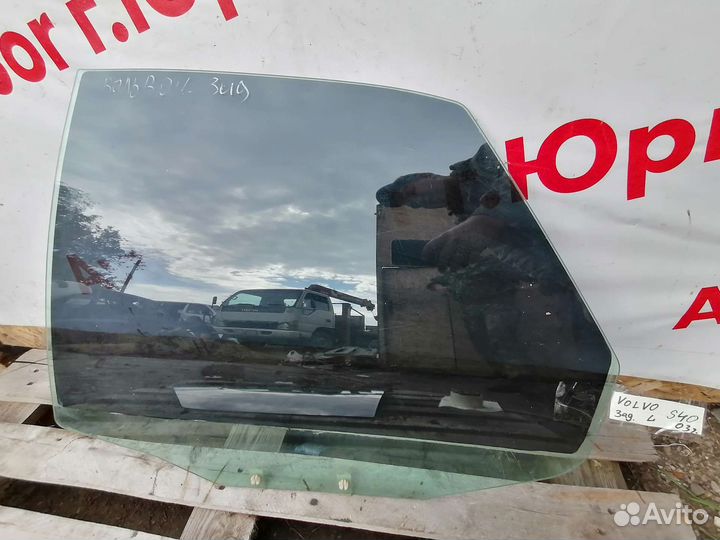Стекло задней левой двери Volvo S40 98-04