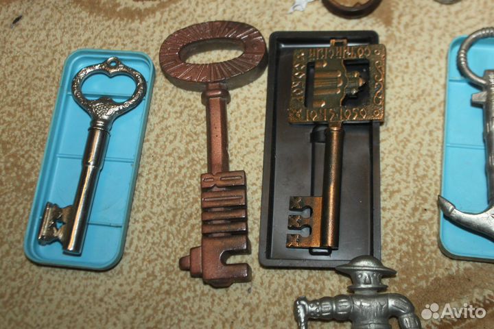 Ключи замковые с гербами городов ретро