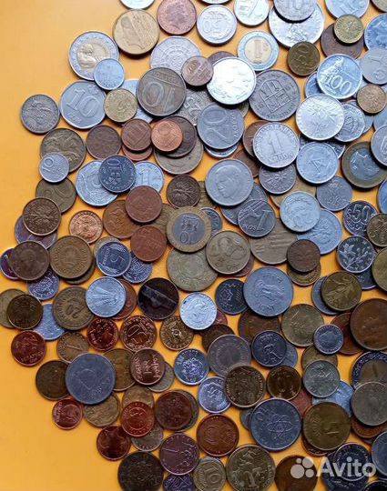 250 иностранных монет, все разные