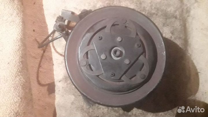 Компрессор кондиционера Subaru Impreza 73111FE030