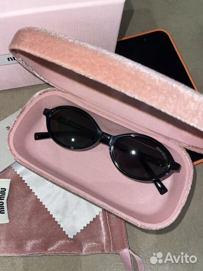 Солнцезащитные очки Miu Miu Regard