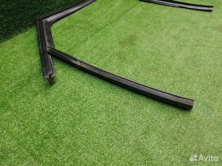 Направляющая стекла задняя правая Audi Q3 8UB cczc