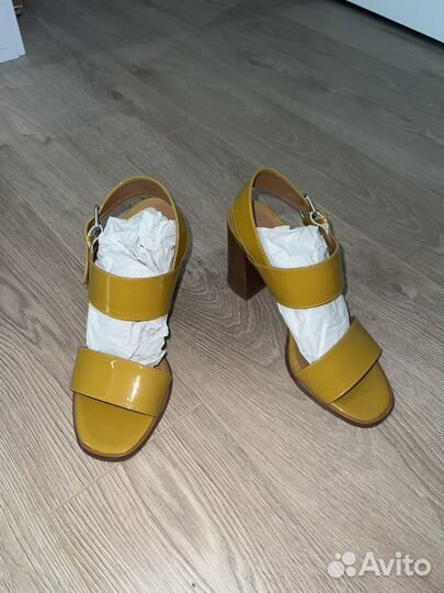 Босоножки горчичного цвета
