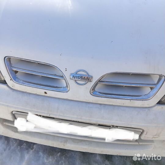 Решетка радиатора левая Nissan Primera P11 1999