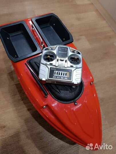 Прикормочный кораблик с эхолотом