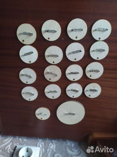 Галстуки и значки