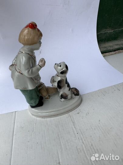 Статуэтка фарфоровая