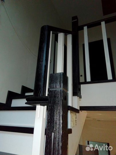 Деревянная лестница в дом на 2 этаж