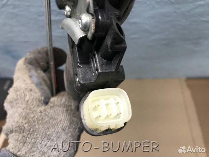 Toyota Isis Стеклоподъёмник задний левый