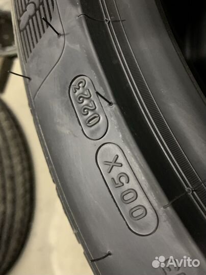 Michelin Pilot Super Sport 285/35 R22