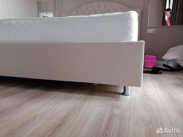 Кровать двухспальная с мягким изголовьем