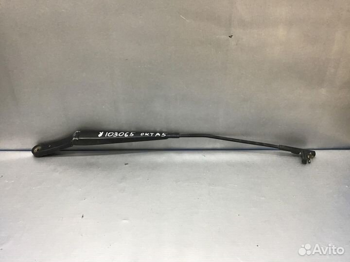 Поводок стеклоочистителя передний правый Skoda Oct