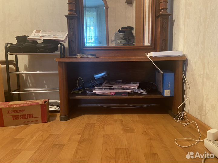 Деревянное зеркало с тумбой