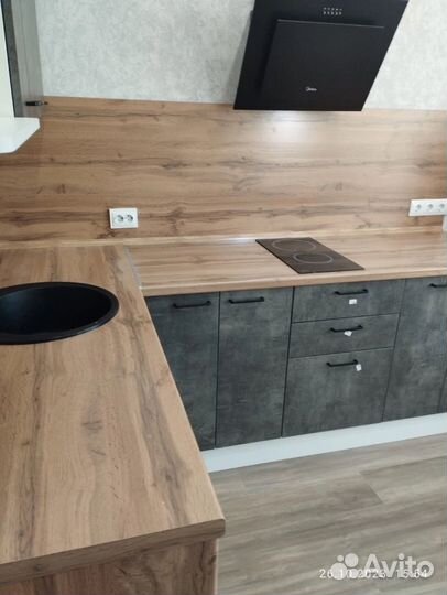 Угловая кухня под бетон