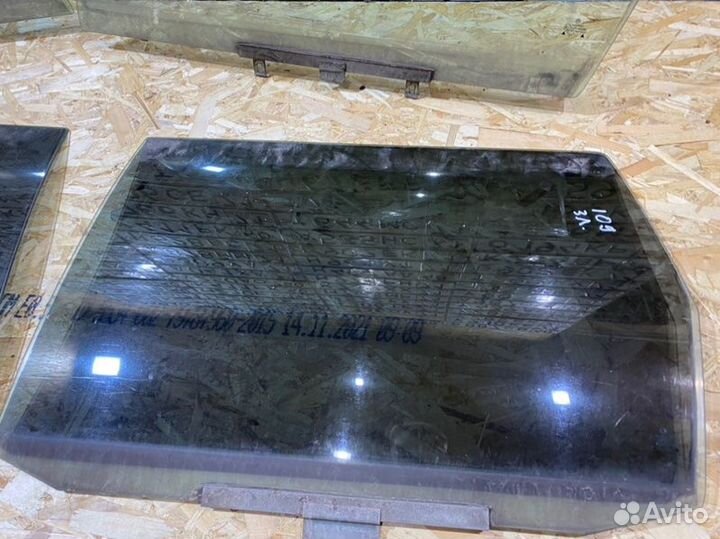 Стекло двери Volkswagen Passat B3 универсал 1.8