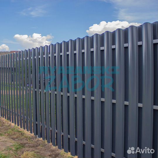Забор из серого штакетника в Сараях