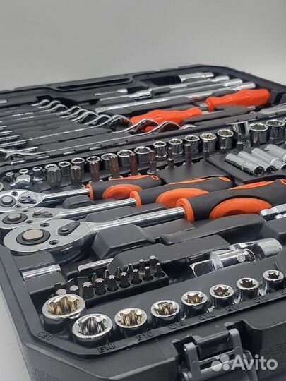 Набор инструментов для автомобиля в чемодане 121пр