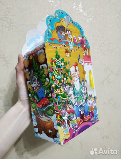 Новогодняя коробка для подарков картонная