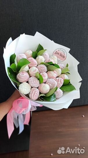 Клубника в шоколаде с зеленью