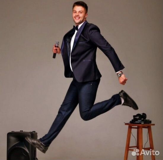 Ведущий и певец