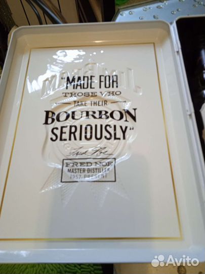 Коробка из под виски и два стакана