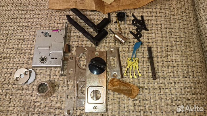 Замок дверной