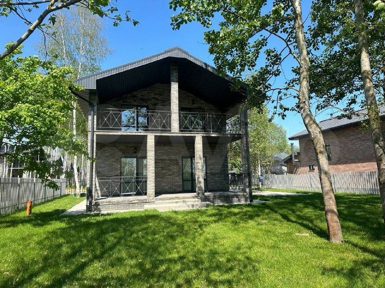 готовый каменный дом с участком в солнечный день