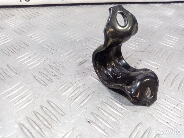 Б/У Скоба крепления переднего стабилизатора#001