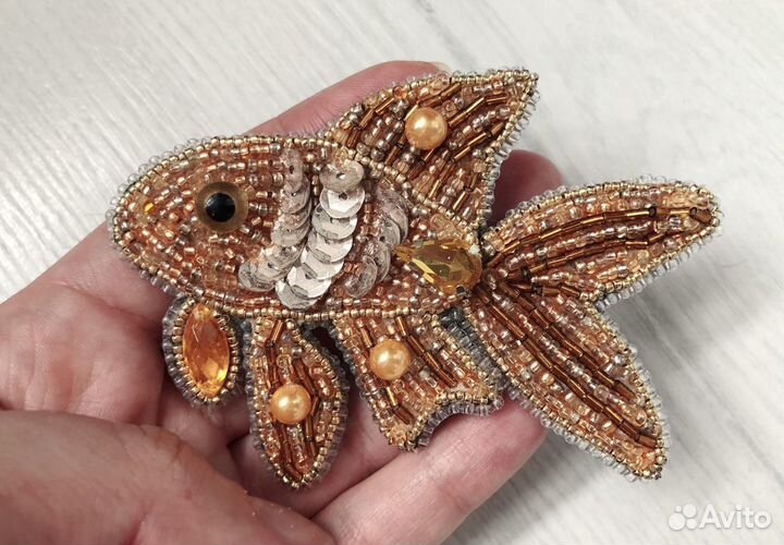 Брошь из бисера Золотая рыбка