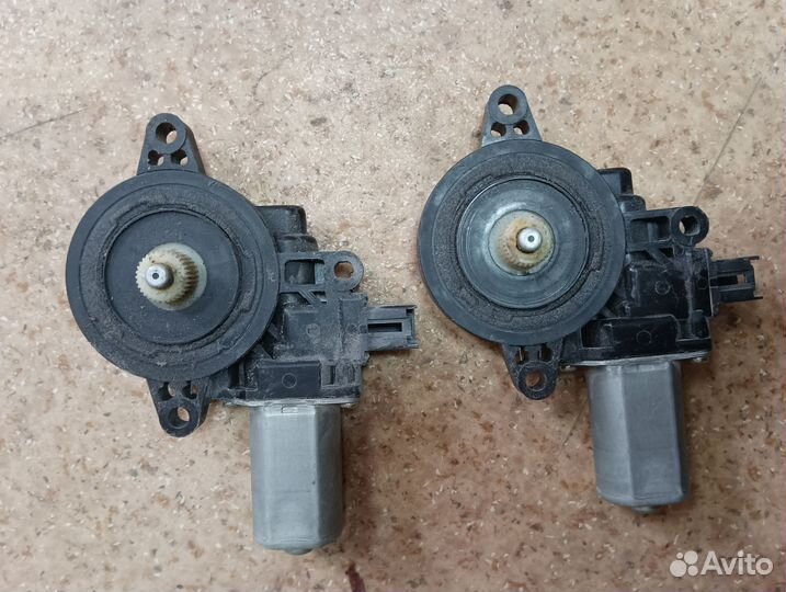 Моторчик стеклоподъемника передний Mazda 3