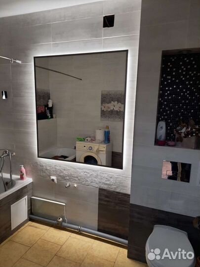 Зеркало в металлической раме с подсветкой