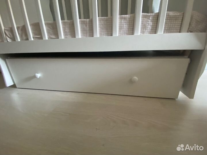 Детская кроватка с маятником и ящиком