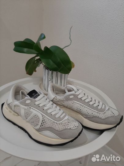 Кроссовки женские