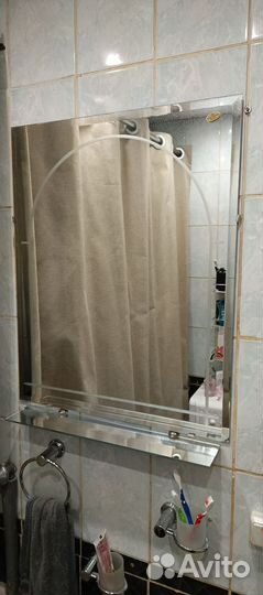 Зеркало с полочкой в ванную комнату